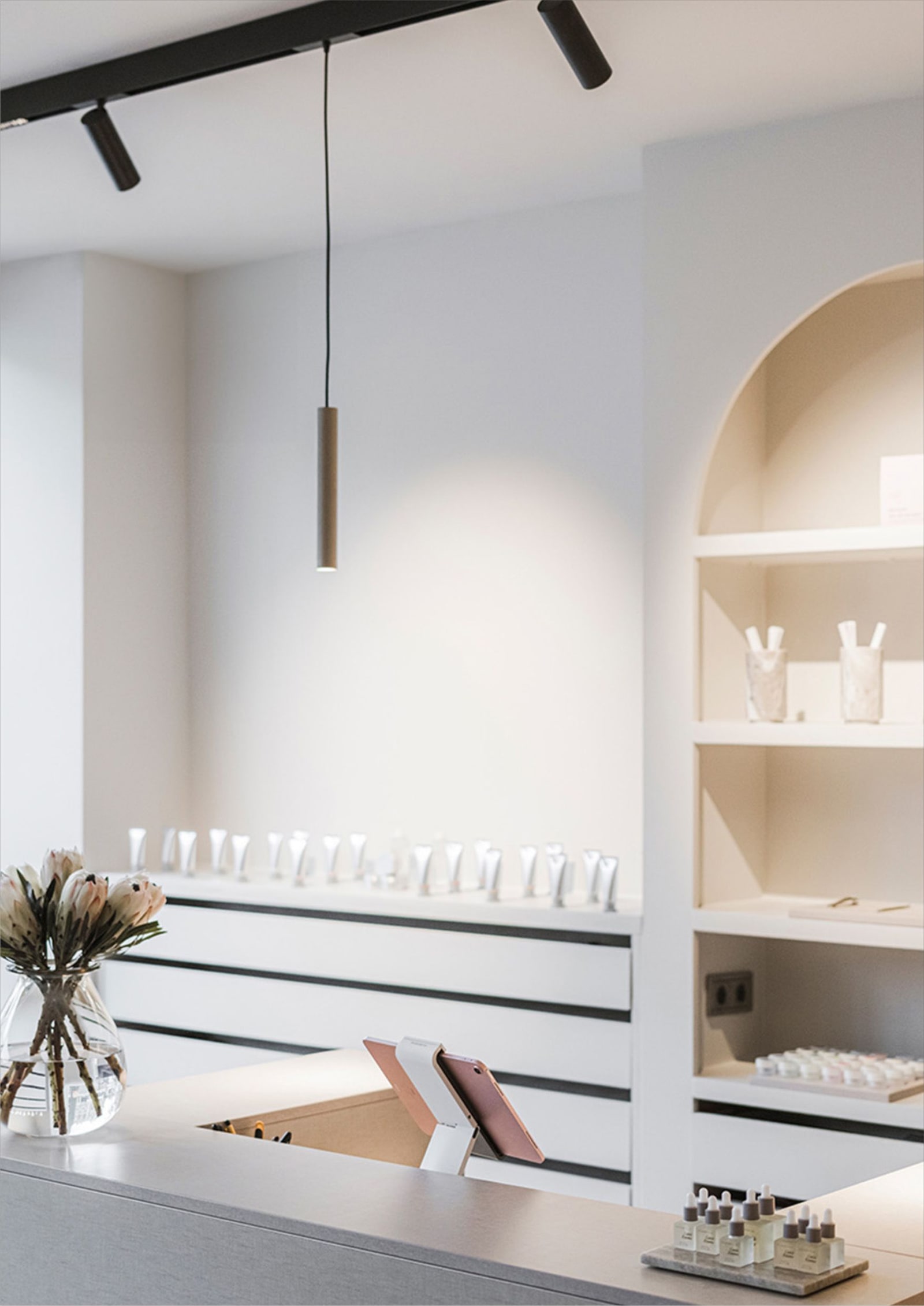 Air Track 48V pendant application above a retail counter