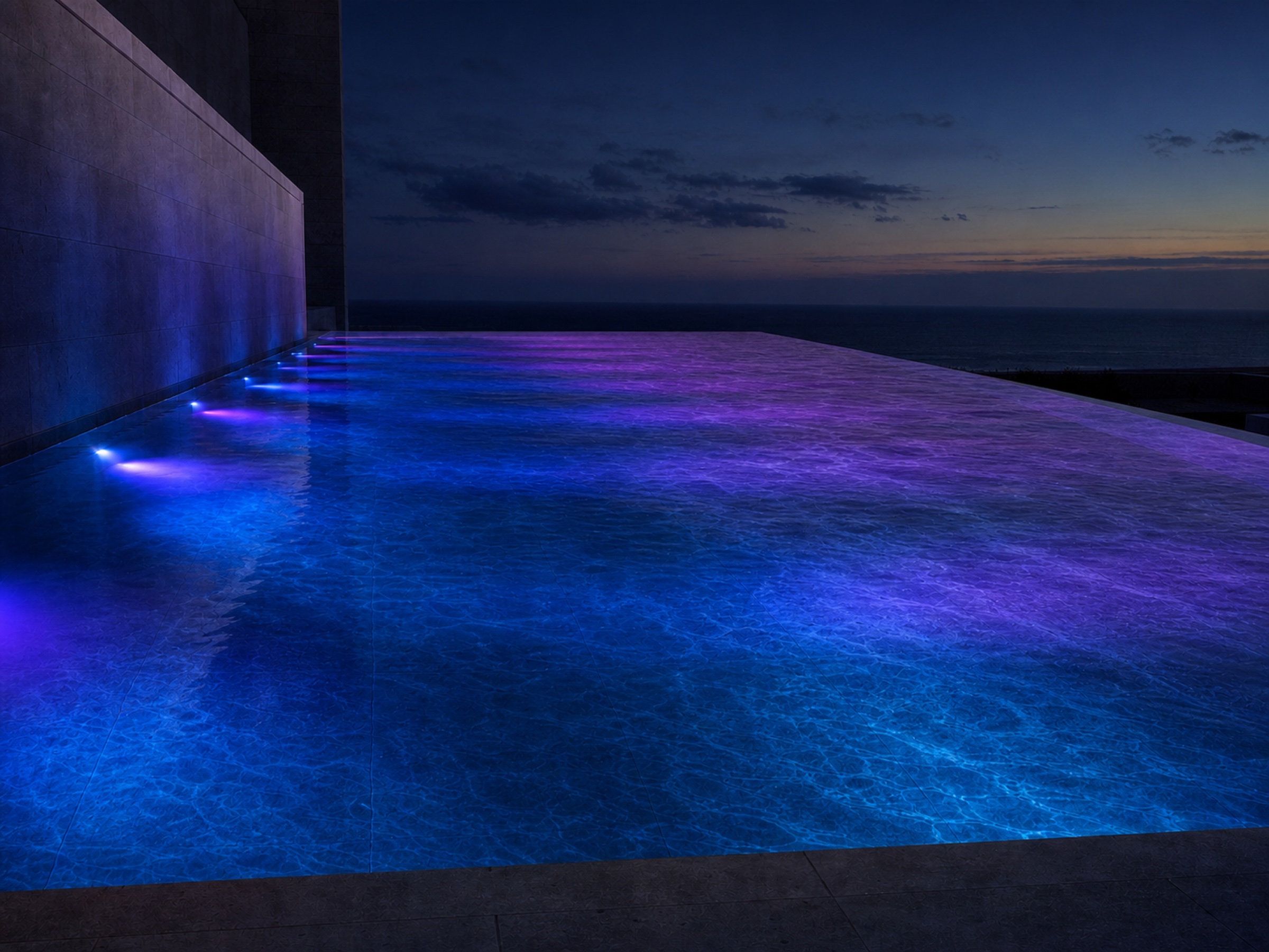 Infinity pool / UW01-24W