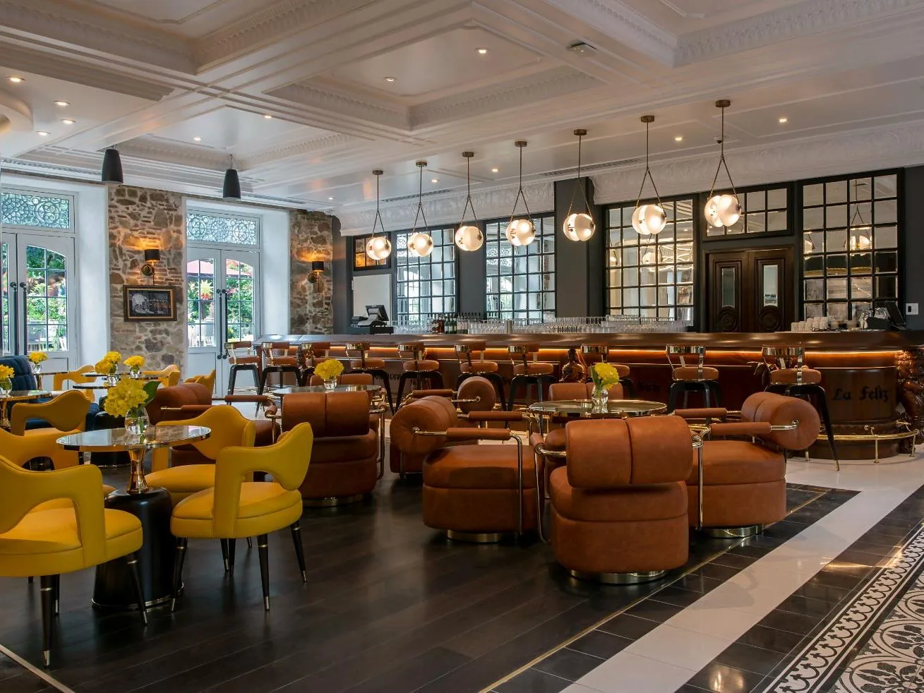 Decorative restaurant lighting at Hotel La Compania